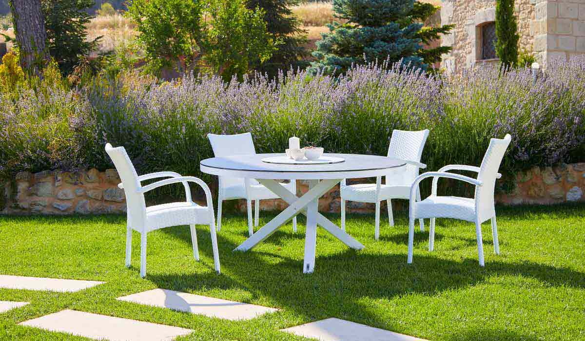 round dining table garden